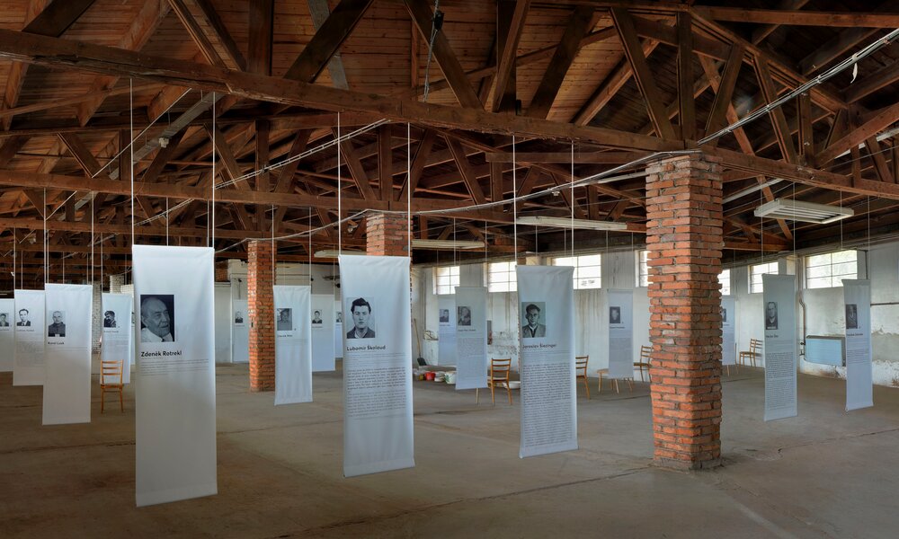 Pohled na „les uvězněných“ expozice ÚSTRu, která tu byla instalována v r. 2022 Pohled na „les uvězněných“ expozice ÚSTRu, která tu byla instalována v r. 2022