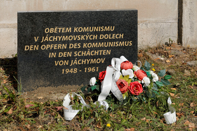 Pamětní deska v areálu Rudé věže smrti Pamětní deska v areálu Rudé věže smrti