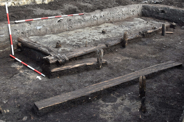 Třebíč, Karlovo náměstí, detail obytné stavby s původní hliněnou podlahou, 2. pol. 12. století, zdroj: Muzeum Vysočiny Jihlava Třebíč, Karlovo náměstí, detail obytné stavby s původní hliněnou podlahou, 2. pol. 12. století, zdroj: Muzeum Vysočiny Jihlava